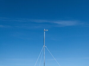 Communications for the glaciological monitoring: a UHF antenna.